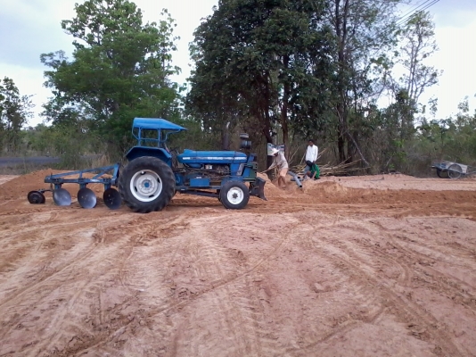 ขายด่วนรถไถ ford 6600  เสื้อลาย ปั็มเหลี่ยม ฝานสาม ออกห้าง ใช้งานมือเดียว ต่อรองได้