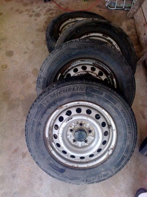 ล้อกะทะ15 5รูเน่าๆพร้อมยางปี10สภาพพร้อมใช้งานยังใช้ได้ยุ