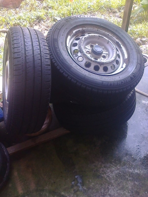 ล้อกะทะ15 5รูเน่าๆพร้อมยางปี10สภาพพร้อมใช้งานยังใช้ได้ยุ