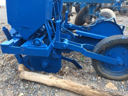 ขายเครื่องหยอดข้าวโพดแบบจานของพยับการช่างสภาพพร้อมใช้