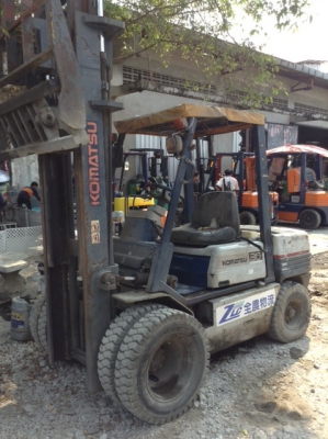 +++ ขายรถโฟล์คลิฟท์ KOMATSU  FD30-11 (รถนอกนำเข้า ) เครื่องยนต์ดีเซล  เสา 4 เมตร ฮิ้งค์โฟล์ค  งากระดก  เกียร์ธรรมดา  ล้อหน้าคู่ *** สนใจรายละเอียดโทร.คุยได้ครับ 081-659-7598 ***