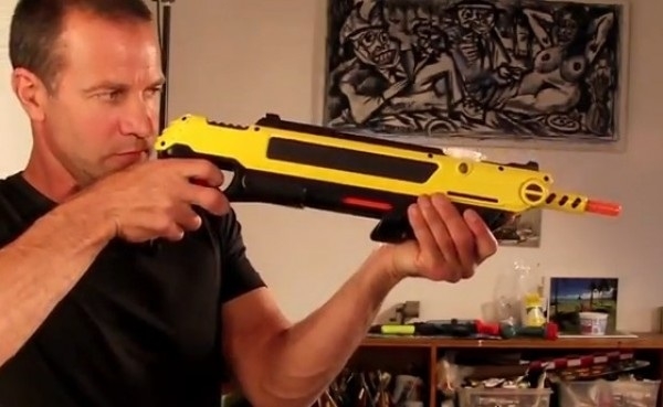 ปืนยิงแมลงวัน ของเล่น แบบใหม่ ที่เจ๋งสุดๆ เลยครับ ใช้เกลือเป็นกระสุน