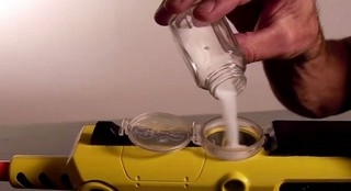 ปืนยิงแมลงวัน ของเล่น แบบใหม่ ที่เจ๋งสุดๆ เลยครับ ใช้เกลือเป็นกระสุน