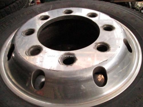 ขายถูกยางใหญ่พร้อมแม๊ก245/70R19.5จากญี่ปุ่นสภาพดอกเต็ม..ถอดจากรถบรรทุกยี่ปุ่น