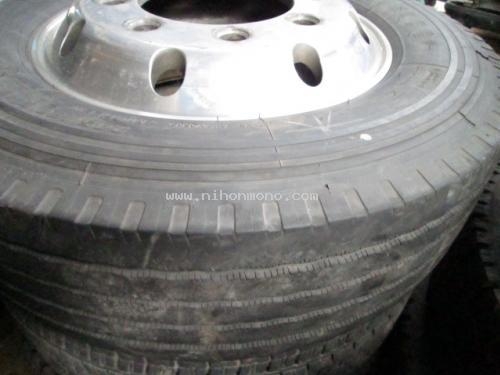 ขายถูกยางใหญ่พร้อมแม๊ก245/70R19.5จากญี่ปุ่นสภาพดอกเต็ม..ถอดจากรถบรรทุกยี่ปุ่น