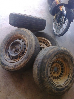 ล้อแม็กซ์14 5รูสภาพดี3วงกระทะ1วงพร้อมยางเน่าๆยังใช้ได้ดอกไม่มีแล้ว ล้อแม็กซ์14 5รูสภาพดี3วงกระทะ1วงพร้อมยางเน่าๆยังใช้ได้ดอกไม่มีแล้ว