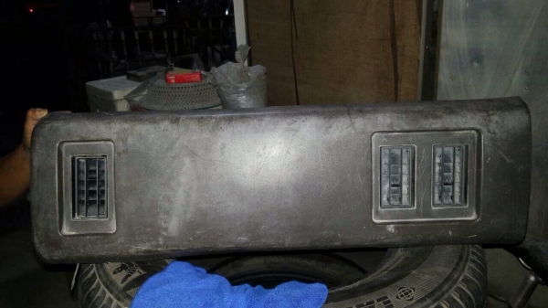 กล่องไฟอีซุซุร๊อกกี้ด้านซ้ายกับฝาเก๊คอนโซนพร้อมตัวครอบเรือนไมค