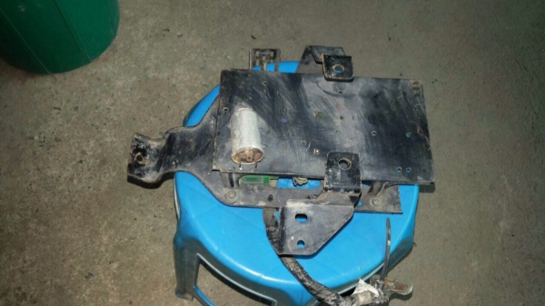 กล่องไฟอีซุซุร๊อกกี้ด้านซ้ายกับฝาเก๊คอนโซนพร้อมตัวครอบเรือนไมค