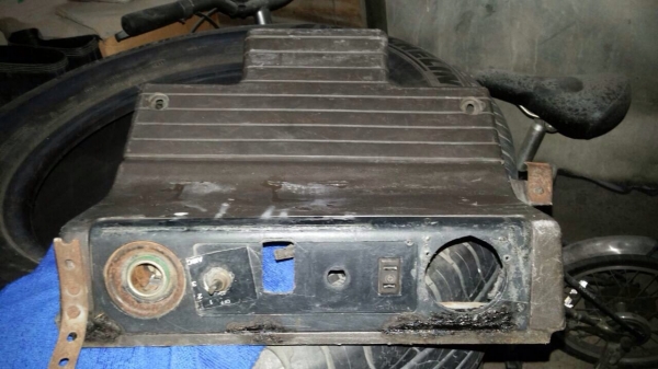 กล่องไฟอีซุซุร๊อกกี้ด้านซ้ายกับฝาเก๊คอนโซนพร้อมตัวครอบเรือนไมค