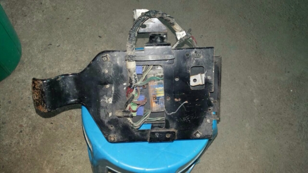 กล่องไฟอีซุซุร๊อกกี้ด้านซ้ายกับฝาเก๊คอนโซนพร้อมตัวครอบเรือนไมค