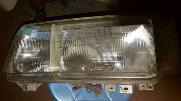 ไฟหน้าอีซุซุเดสก้าแท้กับไฟเลี้ยวฮีโน่ดูโทข้างซ้าบ