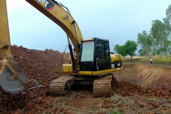 ขายด่วนรถแบคโฮCAT320Dกะบอกดําปี56ทํางาน2000ชั่วโมง