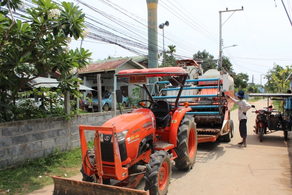 ขายรถเกี่ยว kubota dc60plus