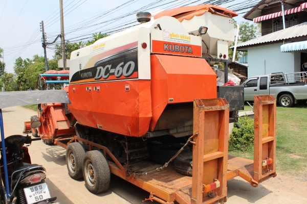 ขายรถเกี่ยว kubota dc60plus