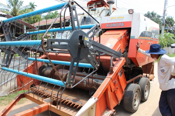 ขายรถเกี่ยว kubota dc60plus