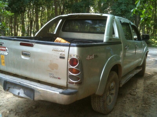 รถแบคโฮ KOBELCO  200 - 5  ( รุ่น ค๊อปเตอร์ V1. ) , ( ขายคู่  รถ โตโยต้า 4 ประตู )  สนใจติดต่อ 081 - 6079515