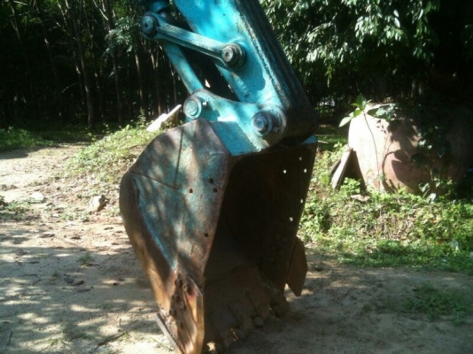 รถแบคโฮ KOBELCO  200 - 5  ( รุ่น ค๊อปเตอร์ V1. ) , ( ขายคู่  รถ โตโยต้า 4 ประตู )  สนใจติดต่อ 081 - 6079515