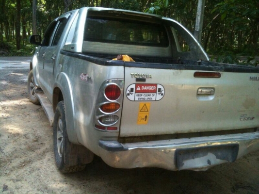 รถแบคโฮ KOBELCO  200 - 5  ( รุ่น ค๊อปเตอร์ V1. ) , ( ขายคู่  รถ โตโยต้า 4 ประตู )  สนใจติดต่อ 081 - 6079515