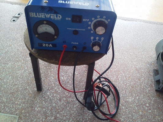 เครื่องชาร์ทแบตเตอรี BLUE WELD ขนาด 20 A. ใช้ได้ตั้งแต่ 6 - 12 - 24 V.  ปรับตั้งกระแสชาร์ทได้ หลายระดับ ยังไม่ได้ใช้งาน