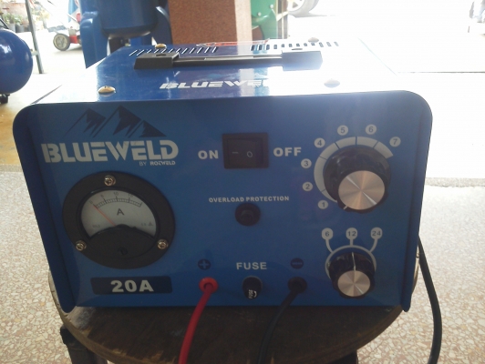 เครื่องชาร์ทแบตเตอรี BLUE WELD ขนาด 20 A. ใช้ได้ตั้งแต่ 6 - 12 - 24 V.  ปรับตั้งกระแสชาร์ทได้ หลายระดับ ยังไม่ได้ใช้งาน
