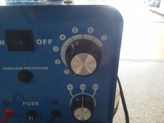 เครื่องชาร์ทแบตเตอรี BLUE WELD ขนาด 20 A. ใช้ได้ตั้งแต่ 6 - 12 - 24 V.  ปรับตั้งกระแสชาร์ทได้ หลายระดับ ยังไม่ได้ใช้งาน