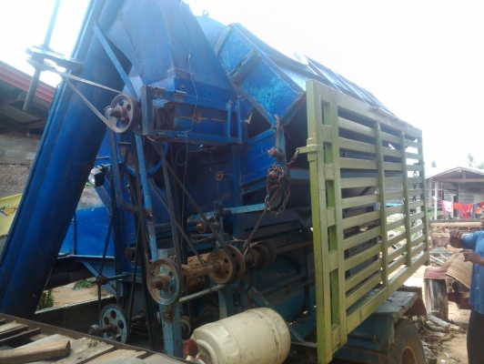 (85,000ไม่รวมตู้นวด)ขายรถหกล้อไม่มีทะเบียน เครื่องEH100  6 สูบ 150 แรง ตู้นวดข้าว 8 ฟุตจัมโบ้