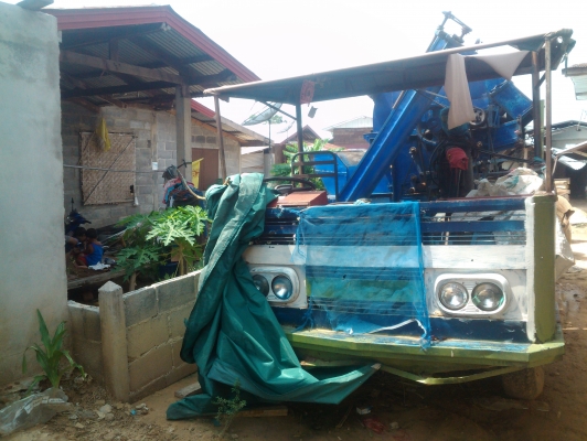 (85,000ไม่รวมตู้นวด)ขายรถหกล้อไม่มีทะเบียน เครื่องEH100  6 สูบ 150 แรง ตู้นวดข้าว 8 ฟุตจัมโบ้