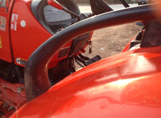 รถแทรกเตอร์คูโบต้า m70 สภาพดีเดิมๆทั้งคัน  ใช้งานน้อย  พร้อมใช้งาน มีผานดันหน้า