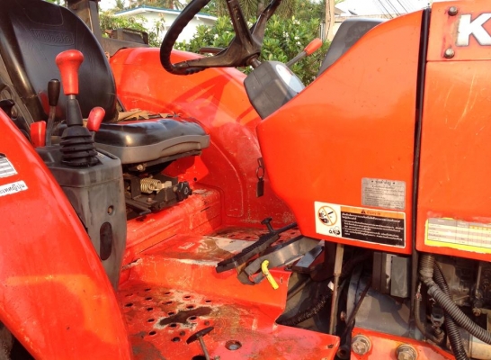 รถแทรกเตอร์คูโบต้า m70 สภาพดีเดิมๆทั้งคัน  ใช้งานน้อย  พร้อมใช้งาน มีผานดันหน้า