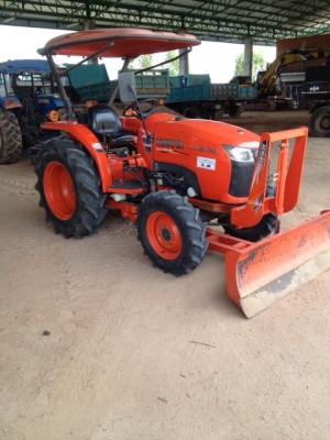 ขายคูโบต้ามือ 2 รุ่น L3608 4 WD 2 เพลาพร้อมใบมีดดันหน้า 621ชั่วโมง ราคา 344000.- สภาพสวยๆ
