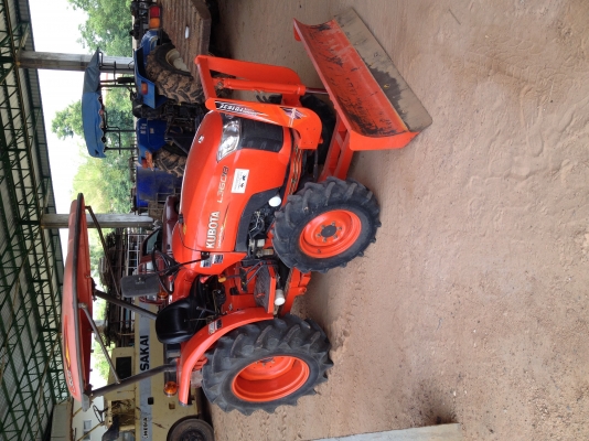 ขายคูโบต้ามือ 2 รุ่น L3608 4 WD 2 เพลาพร้อมใบมีดดันหน้า 621ชั่วโมง ราคา 344000.- สภาพสวยๆ