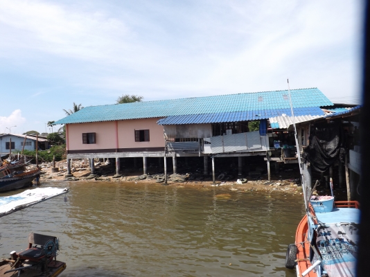 ขายบ้านพร้อมที่ดิน ขนาด 300 ตารางวา มีสะพานเทียบเรือ มีเขื่อนกันคลื่น อยู่หน้าปากคลอง ไม่มีไอน้ำทะเล ขายบ้านพร้อมที่ดิน ขนาด 300 ตารางวา มีสะพานเทียบเรือ มีเขื่อนกันคลื่น อยู่หน้าปากคลอง ไม่มีไอน้ำทะเล
