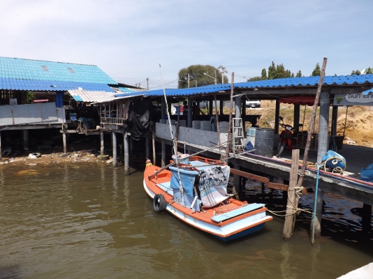 ขายบ้านพร้อมที่ดิน ขนาด 300 ตารางวา มีสะพานเทียบเรือ มีเขื่อนกันคลื่น อยู่หน้าปากคลอง ไม่มีไอน้ำทะเล ขายบ้านพร้อมที่ดิน ขนาด 300 ตารางวา มีสะพานเทียบเรือ มีเขื่อนกันคลื่น อยู่หน้าปากคลอง ไม่มีไอน้ำทะเล