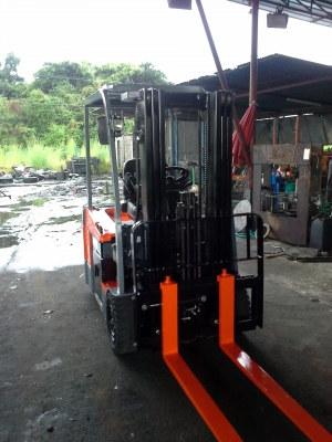 ขายด่วนรถยกไฟฟ้า TOYOTA  1.8 ตัน เสาสูง 4 เมตร 3 ท่อนเข้าตู้ งาสไลด์ รถสวยเทพ