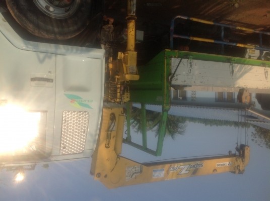 รถบรรทุกติดเครน