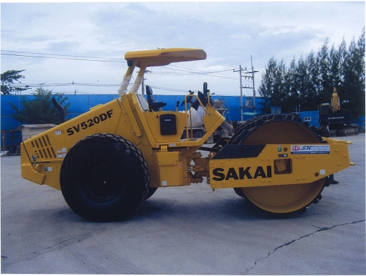 รถบดถนนสั่นสะเทือนล้อหนามหุ้มเรียบ SAKAI รุ่น SV520DF