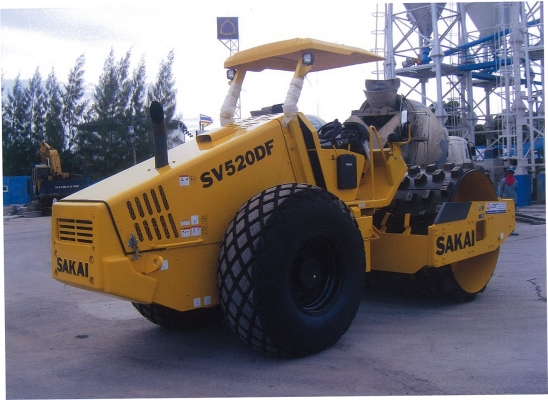 รถบดถนนสั่นสะเทือนล้อหนามหุ้มเรียบ SAKAI รุ่น SV520DF