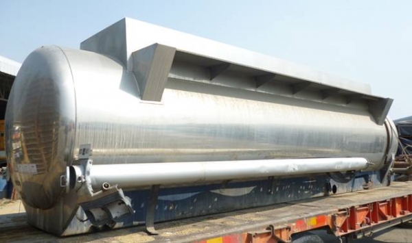 แทงค์สแตนเลสบรรจุของเหลว ขานด 9,000 ลิตร สนใจติดต่อ 081-986-1114