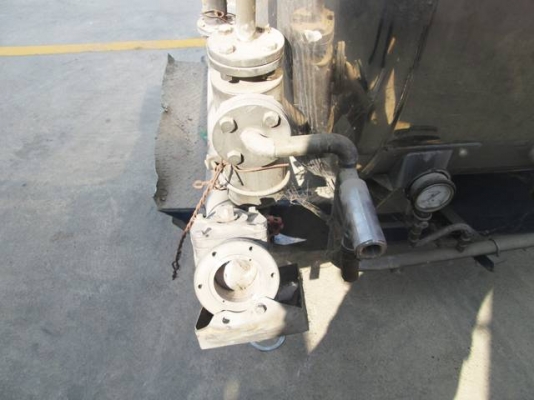 แทงค์สแตนเลสบรรจุของเหลว ขานด 9,000 ลิตร สนใจติดต่อ 081-986-1114