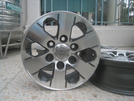 ขายล้อแม็กมือสอง Toyota ventury 15"x6" et35 6รู 139.7  สนใจติดต่อเล็กคลองสามครับ 081-3747940