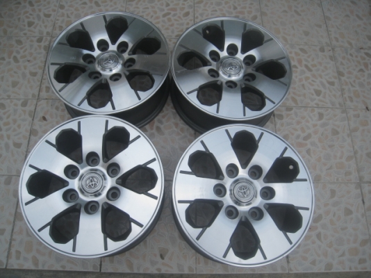 ขายล้อแม็กมือสอง Toyota ventury 15"x6" et35 6รู 139.7  สนใจติดต่อเล็กคลองสามครับ 081-3747940