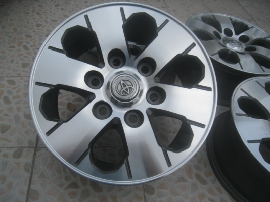 ขายล้อแม็กมือสอง Toyota ventury 15"x6" et35 6รู 139.7  สนใจติดต่อเล็กคลองสามครับ 081-3747940