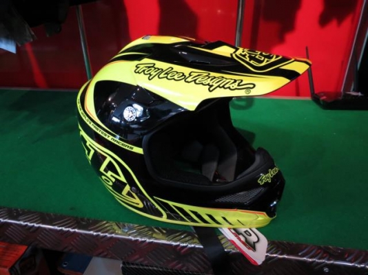**สินค้ามาใหม่จร้า หมวกกันน๊อค Troy Lee NEW มีมาหลายสีให้เลือกค่ะ**