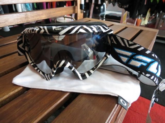 **ขายจร้าขาย แว่นตา OAKLEY New มีหลายแบบ หลายสไตร์**