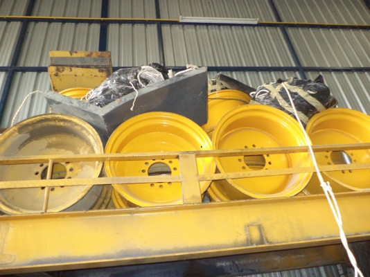 กะทะล้อรถตักล้อยาง 510(11รู) + WA100(12รู) ครับ กะทะล้อรถตักล้อยาง 510(11รู) + WA100(12รู) ครับ