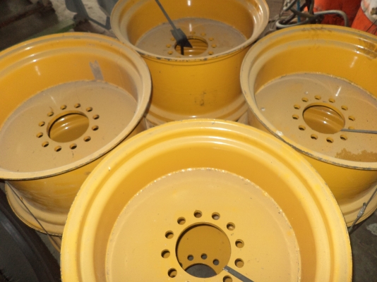 กะทะล้อรถตักล้อยาง 510(11รู) + WA100(12รู) ครับ