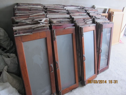 ขายหน้าต่างไม้สัก สวยๆมี80บานๆปรับราคาลงเหลือบานละ400บาท