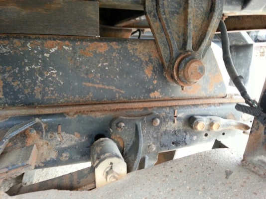 รถอีซูซุ  6 ล้อดั้ม 130 แรงม้า. ปี 51  สนใจติดต่อ 081 - 6079515