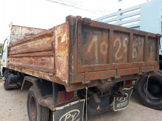 รถอีซูซุ  6 ล้อดั้ม 130 แรงม้า. ปี 51  สนใจติดต่อ 081 - 6079515