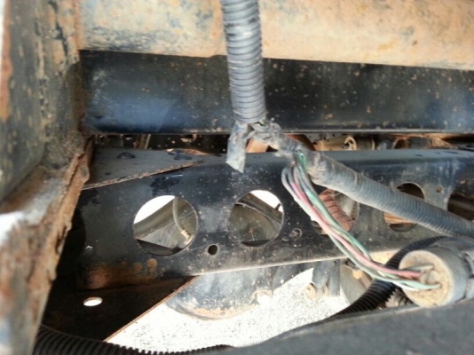 รถอีซูซุ  6 ล้อดั้ม 130 แรงม้า. ปี 51  สนใจติดต่อ 081 - 6079515